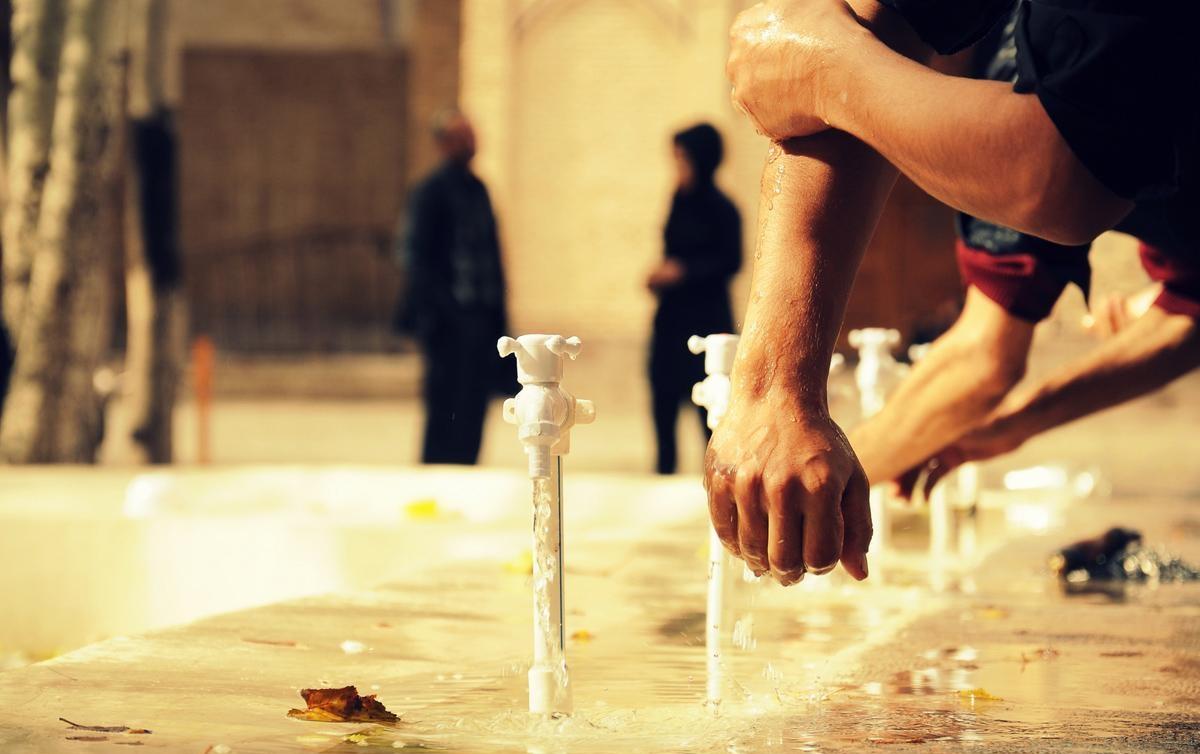 آیا بدون وضو می‌توان قرآن خواند؟